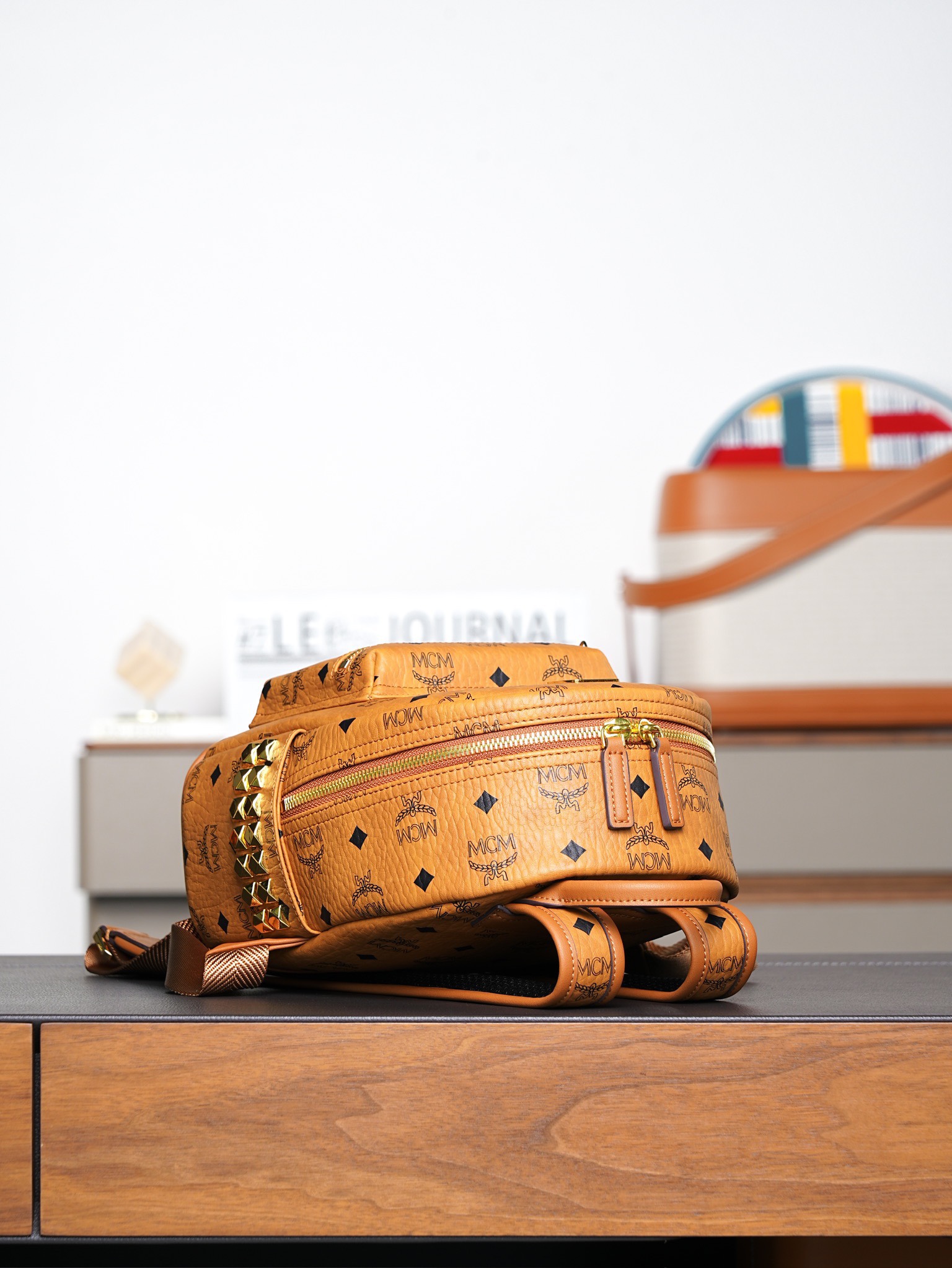 ®全新升级®𝙈𝘾𝙈 𝙎𝙩𝙖𝙧𝙠 𝙎𝙞𝙙𝙚 𝙎𝙩𝙪𝙙𝙨𝘽𝙖𝙘𝙠𝙥𝙖𝙘𝙠 𝙞𝙣 𝙑𝙞𝙨𝙚𝙩𝙤𝙨干邑色迷你号#铆钉双肩背包®️经典干邑色
# 这款MCM经典款的缩小版本 我们采用了标志性的Visetos涂层帆布 配以奢华的人造皮衬里和铆钉饰边。单品适合各种搭配 创新设计可以利用肩带秒变斜挎包、双肩包、单肩包、腰包和手提包。用这款特迷你Stark双肩背包秀出新风格