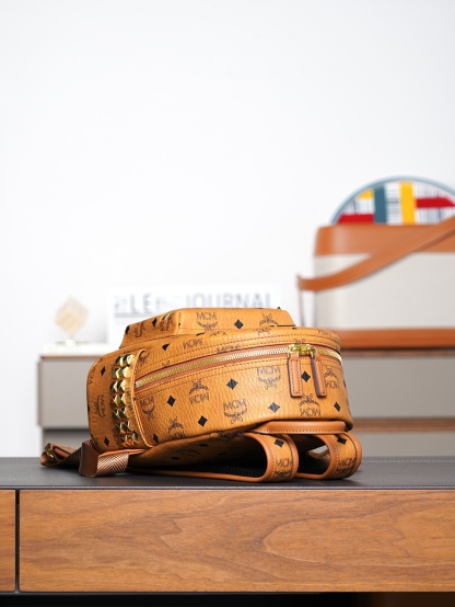 ®全新升级®𝙈𝘾𝙈 𝙎𝙩𝙖𝙧𝙠 𝙎𝙞𝙙𝙚 𝙎𝙩𝙪𝙙𝙨𝘽𝙖𝙘𝙠𝙥𝙖𝙘𝙠 𝙞𝙣 𝙑𝙞𝙨𝙚𝙩𝙤𝙨干邑色迷你号#铆钉双肩背包®️经典干邑色
# 这款MCM经典款的缩小版本 我们采用了标志性的Visetos涂层帆布 配以奢华的人造皮衬里和铆钉饰边。单品适合各种搭配 创新设计可以利用肩带秒变斜挎包、双肩包、单肩包、腰包和手提包。用这款特迷你Stark双肩背包秀出新风格