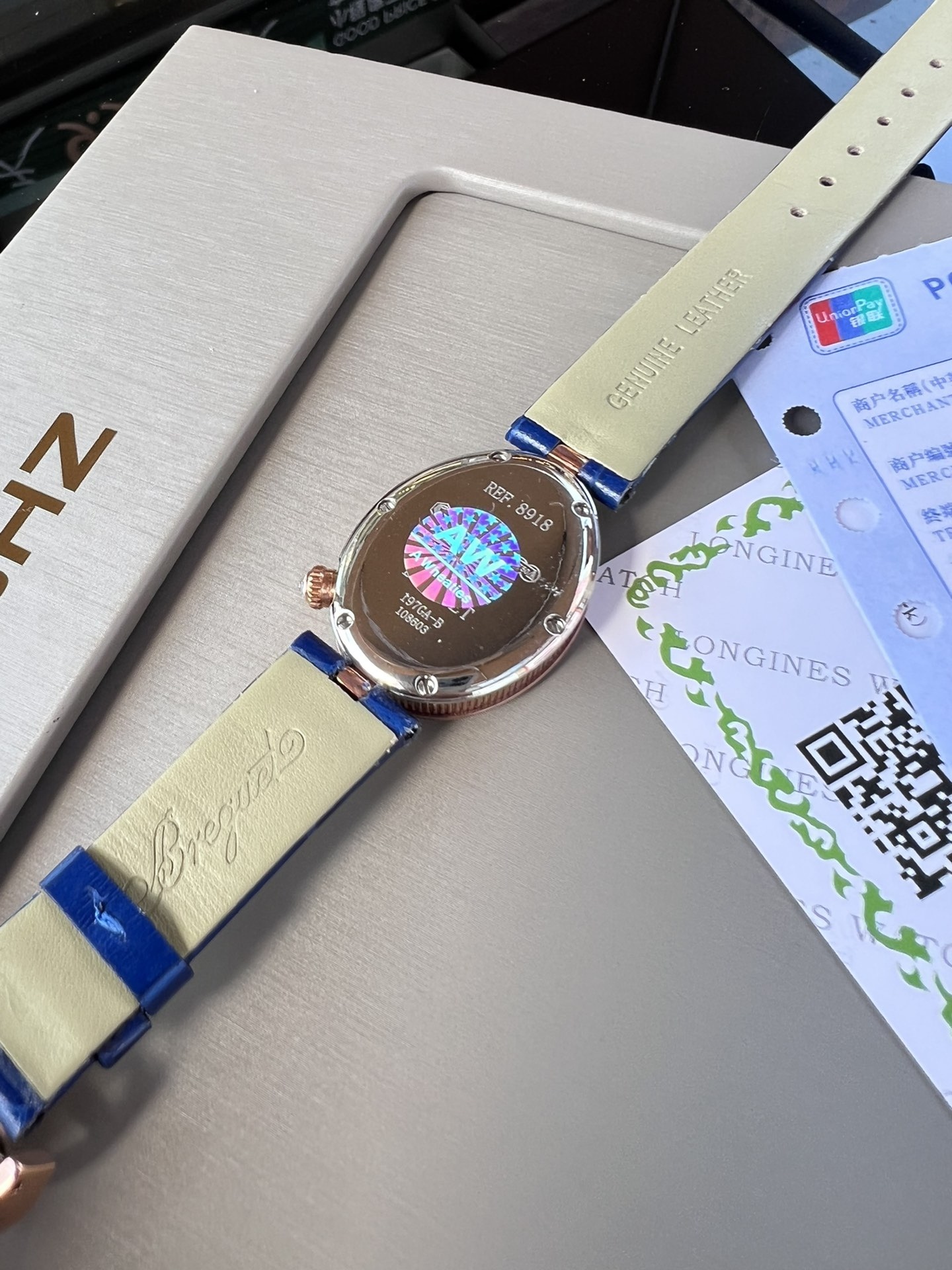 優雅出品史上最強復刻女表——寶璣那不勒斯皇后  黃金殼  系列驚艷登場，修正市場版本的所有不足，高貴典雅，盡顯女王風範！
【表殼】腕表尺寸分別為中號36.5x28.5毫米 小號33 x 25毫米
鵝卵形表殼高雅大氣，表殼外緣飾有錢幣紋。表圈和表殼周圍鑲嵌共117顆施華洛水晶（約0.99克拉）。表冠處鑲有一顆梨形晶石（約0.26克拉）
【精彩細節】
1.與原裝吻合，在表殼背部均打有貴金屬標識，效果清晰工整，彰顯腕表檔次。2.穹面玻璃，從側面看不僅有魚眼效果，還能折射鑽石帶來的璀璨光芒，更顯腕表高貴血統。
3