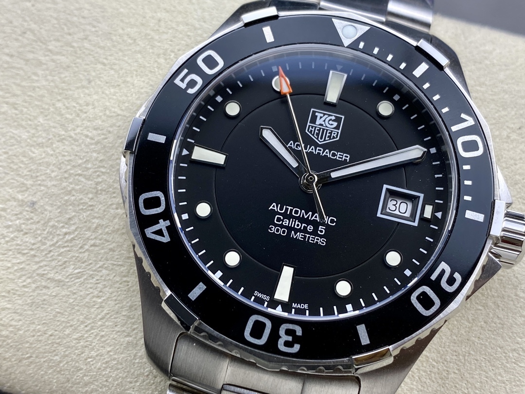 TAR年末巨獻——超級泰格豪雅系列腕表，正裝休閒兩不誤、小眾而不平庸、穩重而不失靈動，通勤的最佳首選腕表。全系均採用原裝數據打造、配件可以和原廠互換，頂級打磨 超強夜光 防水性能高達100米，超原單品質 誠意滿滿 並搭載原裝sw200機芯，歡迎品鑒！