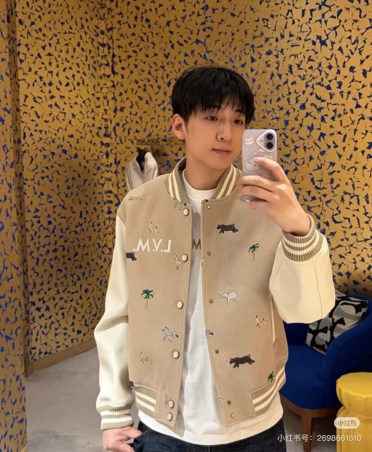 Louis Vuitton/路易威登 26ss 動物樂園刺繡棒球服外套
材質拼接：衣身採用淺卡其色羊毛混紡面料，柔軟且有挺括感；袖子為奶白色荔枝紋牛皮，質感細膩，淺色系搭配更顯清爽。

• 裝飾亮點：衣身滿印精緻動物刺繡（長頸鹿、斑馬、大象、黑豹等）與棕櫚樹圖案，左胸綴有“L.V.M.”字母標識，充滿童趣與度假感，辨識度極高。

• 版型結構：經典棒球服版型，羅紋條紋領口/袖口/下擺，防風收型；正面按扣開合，兩側配白色撞色插袋，兼顧實用性與設計感。
N SIZE:S-XL
