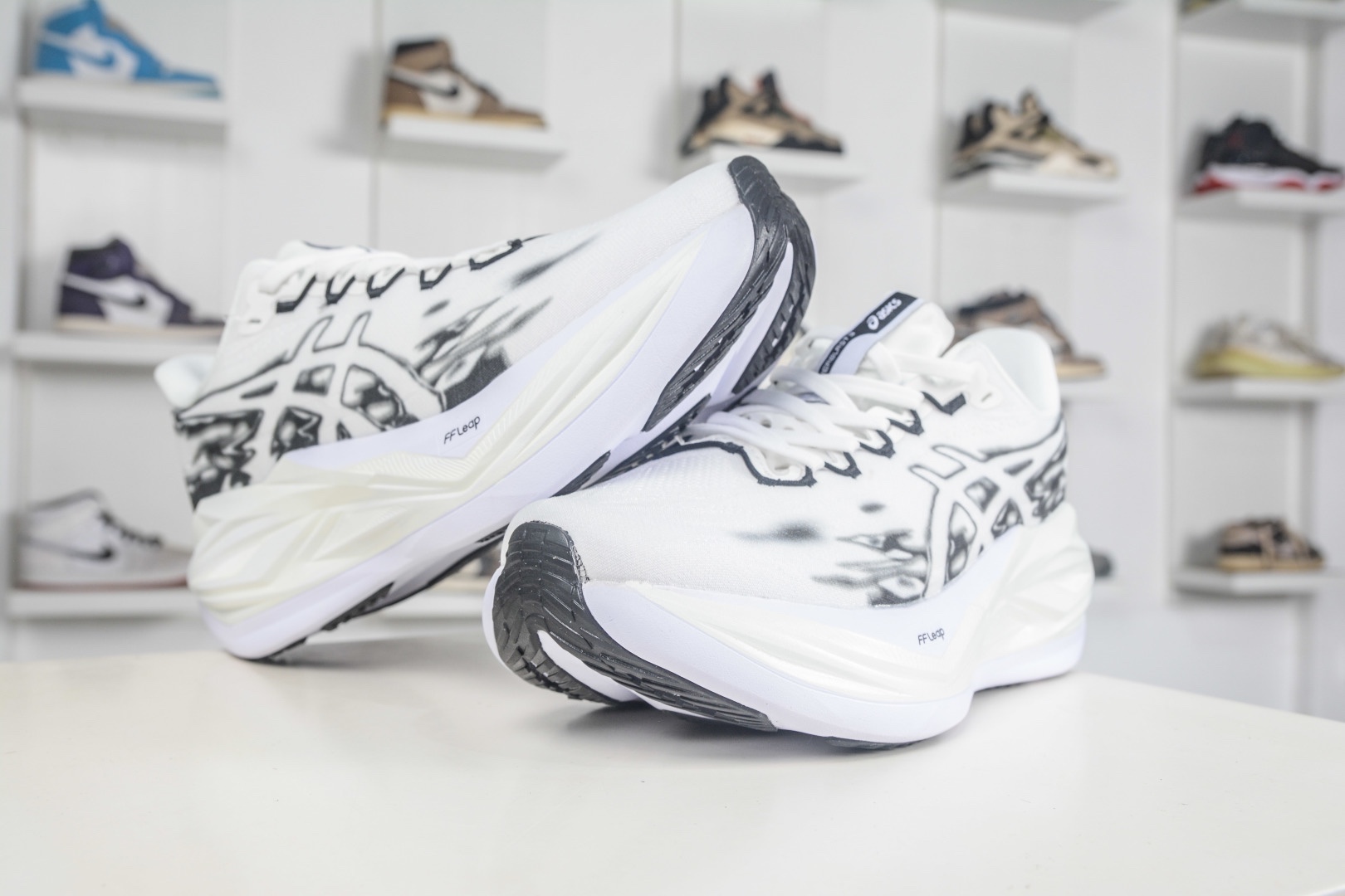 Asics SuperBlast 3 輕量回彈舒適透氣支撐跑步鞋 
貨號：1013A177 002
尺碼：36 37 37.5 38 39 39.5 40 40.5 41.5 42 42.5 43.5 44 44.5 45