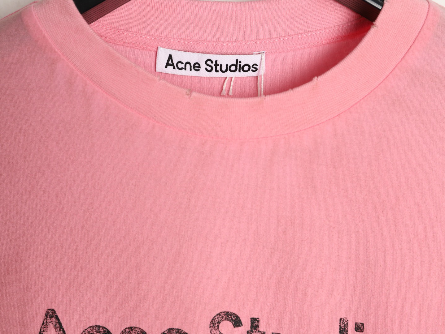🔝Acne Studios 26SS 1996字母印花短袖T恤
面料是定制定染的32支220g原版雙紗棉，胚布經過高盂環保染色，裁大貨前還要進行高溫環縮水，降低縮水率的同時使得手感更柔軟舒適，印花方面必須五層膠漿，第一遍必須為進口打底漿，填平布料上極為細小的線洞，再由高溫床烤乾再劇頗色，採用油墨因熱平網印花，一共刷五層，每一層間隔為時間為30分鐘，才能保證出來的成品保持原版的質感，全套開發輔料
尺碼：S-XL