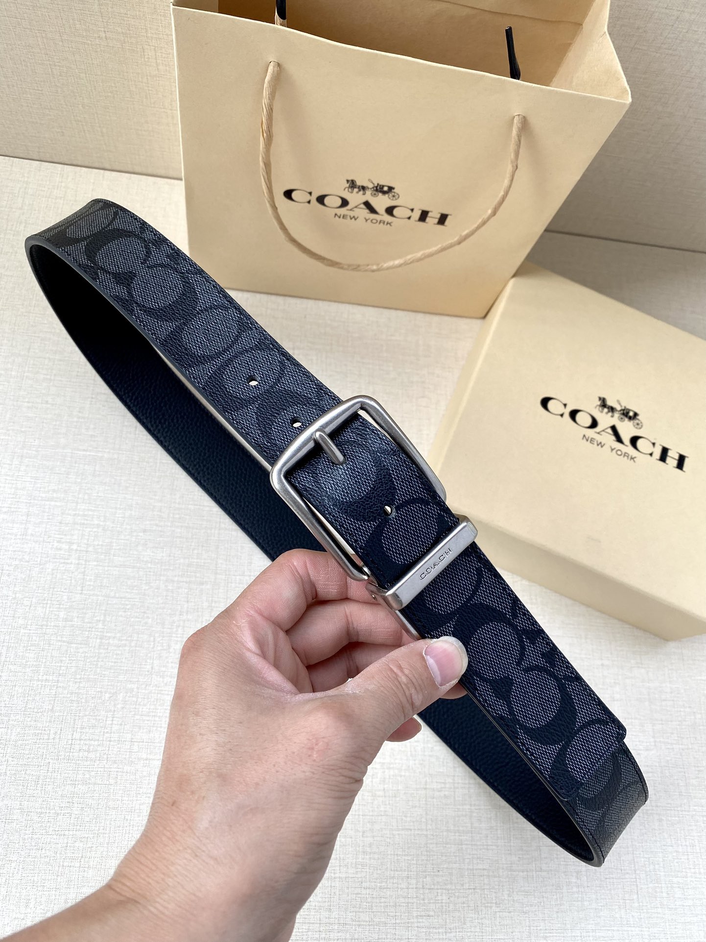 寬度3.8cm COACH 這款雙面腰帶一面為經典標誌帆布材質，另一面為精制皮革材質，配有標誌性扣件，將兩種外形合二為一。通過簡單的說明，可用剪刀剪裁至完美合身度。
標誌印花配頭層牛皮
可裁剪
雙面
38M (寬)