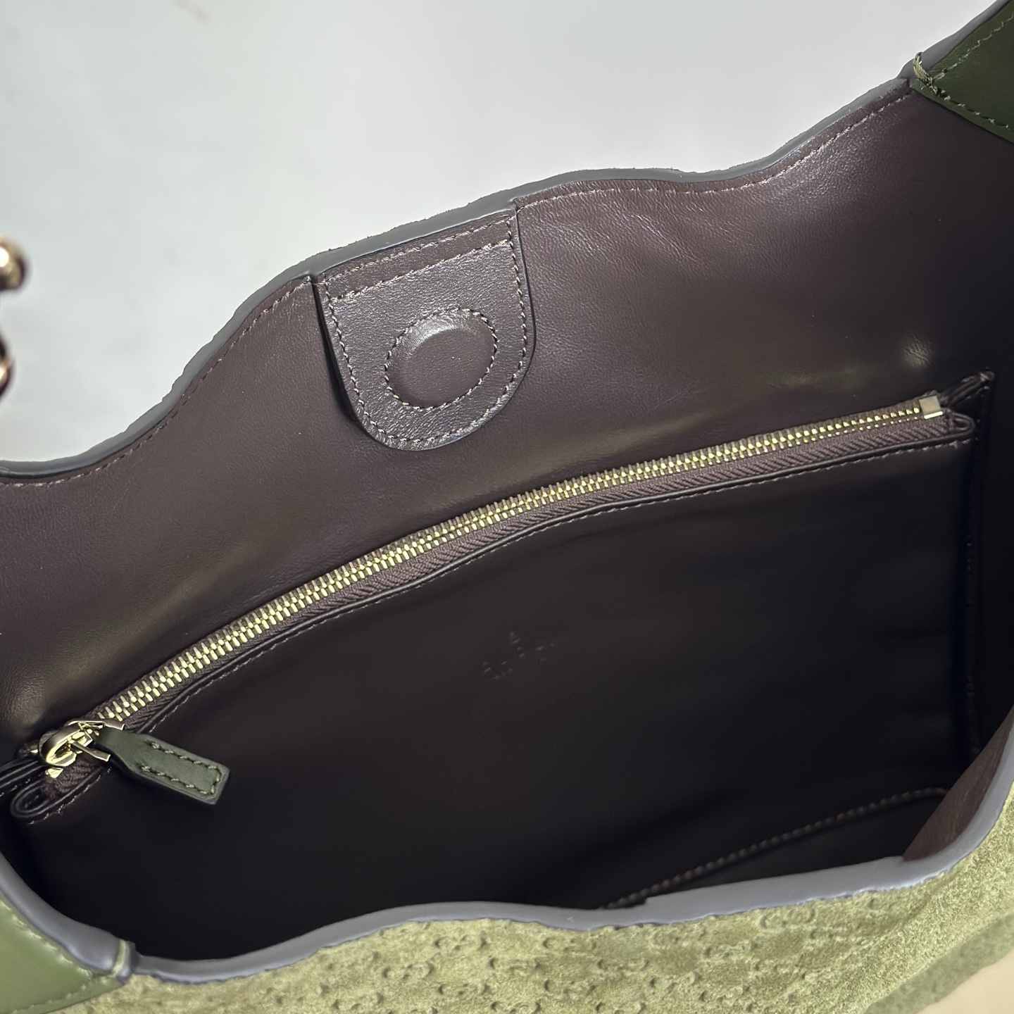 專櫃品質， 原單貨，實物實拍！款號834981綠絨壓字，尺寸：寬42x高36x側寬2cm