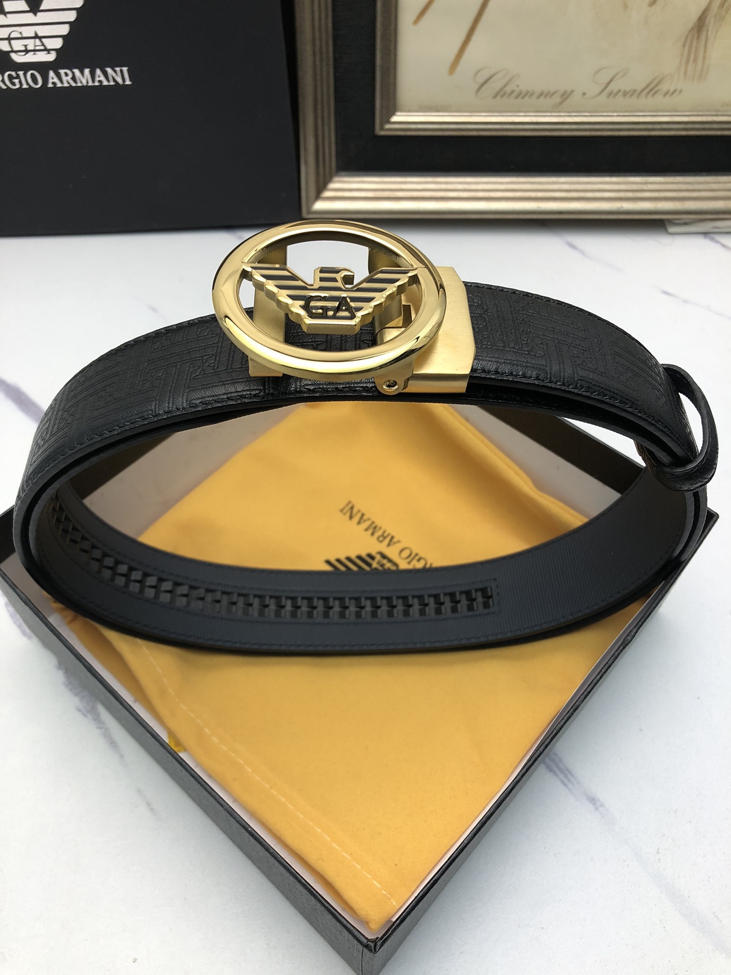 阿曼妮：原單頭層牛皮燙印花紋面，內襯頭層小牛皮底，搭配原單自動扣，可裁剪的自動帶，此款腰帶面雙採用意大利原定廠制進口牛皮帶身 ，對專版櫃足寬3.5