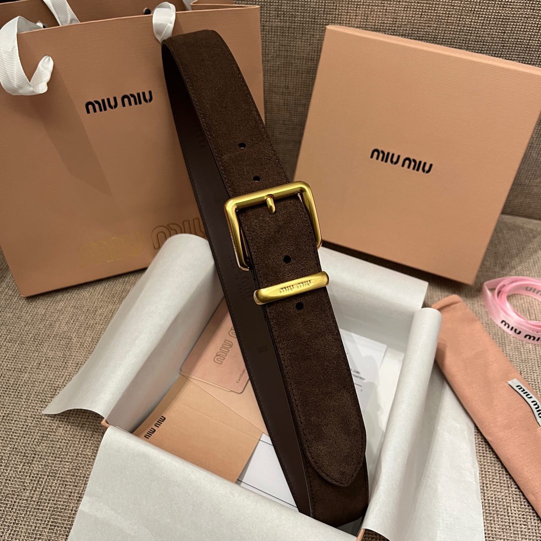 MiuMiu 今年大爆款上新‼️‼️
皮質絨面 冬天超適合絨絨的
這就是野性與可愛結合的反差美！
關但寬度粗 腰頭大 有一種野性與可愛結合的反差美～
炎名系上有甜酷甜酷的氛圍感喔#
寬度 ：3.5cm