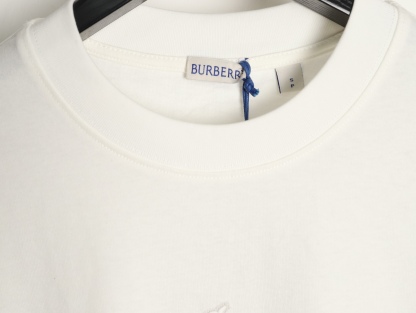🔝BURBERRY巴寶莉BBR 哥特體刺繡短袖T恤
正品購入，100%洗後維斯棉235克，舒彈羅紋285克，進口刺繡，面料酵洗，定制1：1商標，寬松版型
B Size：S-XL