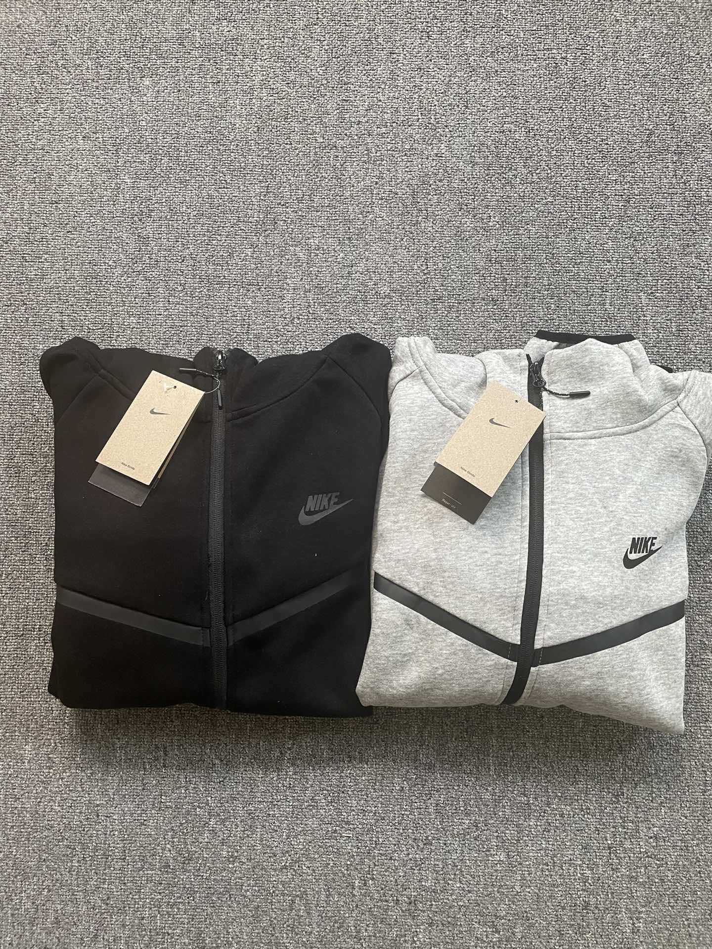 Nike耐克官方WINDRUNNER風行者系列男子連帽衫春季針織衛衣！
貨號：HV0950
頂級品質，申州原廠空氣層廠面料，品質炸裂，妥妥的爆款！注意：此款非4490貨號！

Nike Tech Windrunner男子全長拉鍊開襟連帽衫，後面小勾

亞洲標準版型，立體裁剪，不挑身材，不挑年齡，一款很舒適百搭的拉鍊外套！

顏色：黑色  灰色
尺碼:M L XL XXL

尺碼參考:

        衣長  胸圍  下擺  袖長

M       69    53     52     78