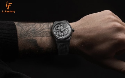 佩戴效果圖  LF真力時DEFY系列全新升級版，殼身 頭粒 機芯 表扣等均做了升級調整。一款根據路虎標誌性花輪轂設計而成的高顏值鏤空腕表。

原裝1:1開模鑄造，極致還原表殼的每一處細節打磨倒角，盡顯原裝菱角分明、堅毅果敢的陽剛氣質。完美的41mm表經，適配大眾男性手寸，正裝休閒兩不誤。根據汽車輪轂設計而成的五角星錶盤，未來概念感十足。同步官網新款1:1五角星折疊扣，搭載定製版Cal.670sk全自動機械機芯，鏤空日曆的大小與位置、機芯夾板、齒輪、五角星陀皆按原版機芯數據1:1拆解鍛造而成。

LF臻品