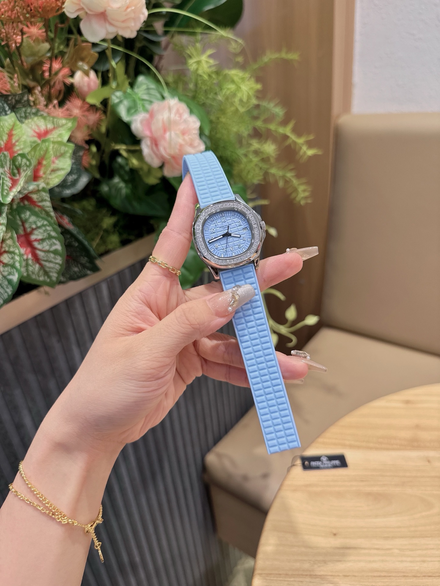 
百達翡麗  5067A 手雷 石英女表 PATEK PHILIPPE--5067A全系列石英腕表，帶來全網最佳的復刻產品和極致體驗，確保還原正品般的舒適感，尺寸35.6X7.7mm 圓潤的八角形表殼與原裝一致，走時穩定，續航持久，性價比超高。