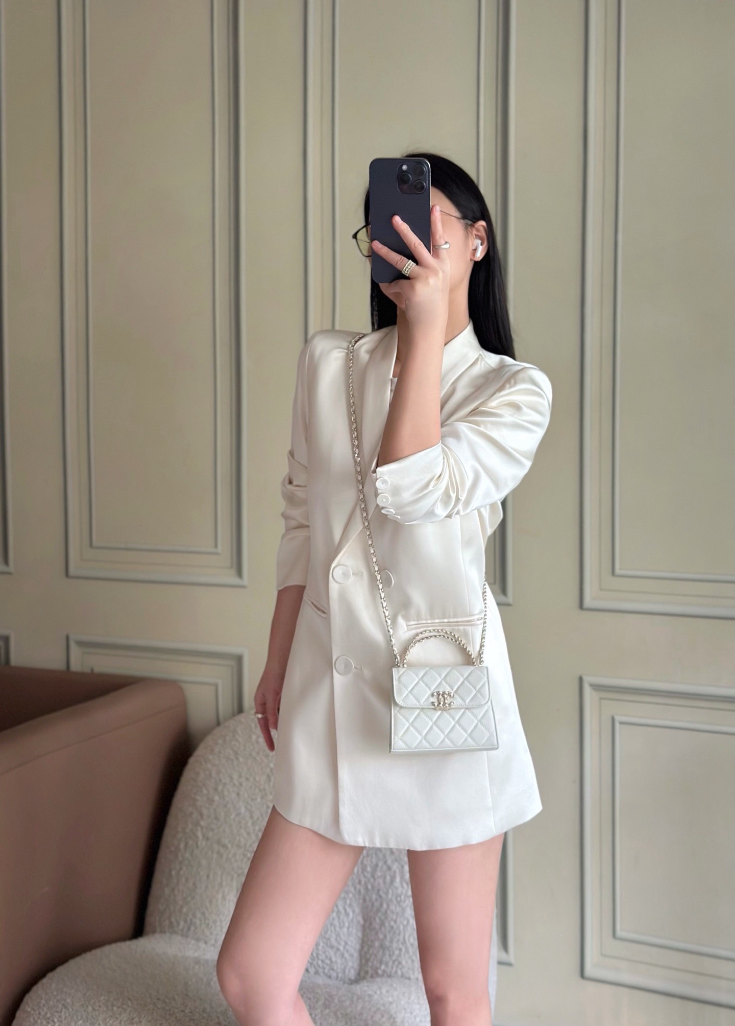 Chanel 25S 新款本季 最火的小球牛皮Kelly 手柄包
這顆絕對是黑馬
第一眼看到就深深愛上💕
顏值不必說 直接閉眼入不會錯
很好打理 也是百搭型
實現了單背斜挎腋下背手拎的效果📷
簡直就是福音〰️
很精緻 值得珍藏🔝

五金：全鋼18K淺金
皮料：獨家Haas小牛皮
尺寸：𝟏𝟒.𝟓*𝟏𝟏.𝟓*𝟓.𝟓 𝚌𝚖
型号：AS3237