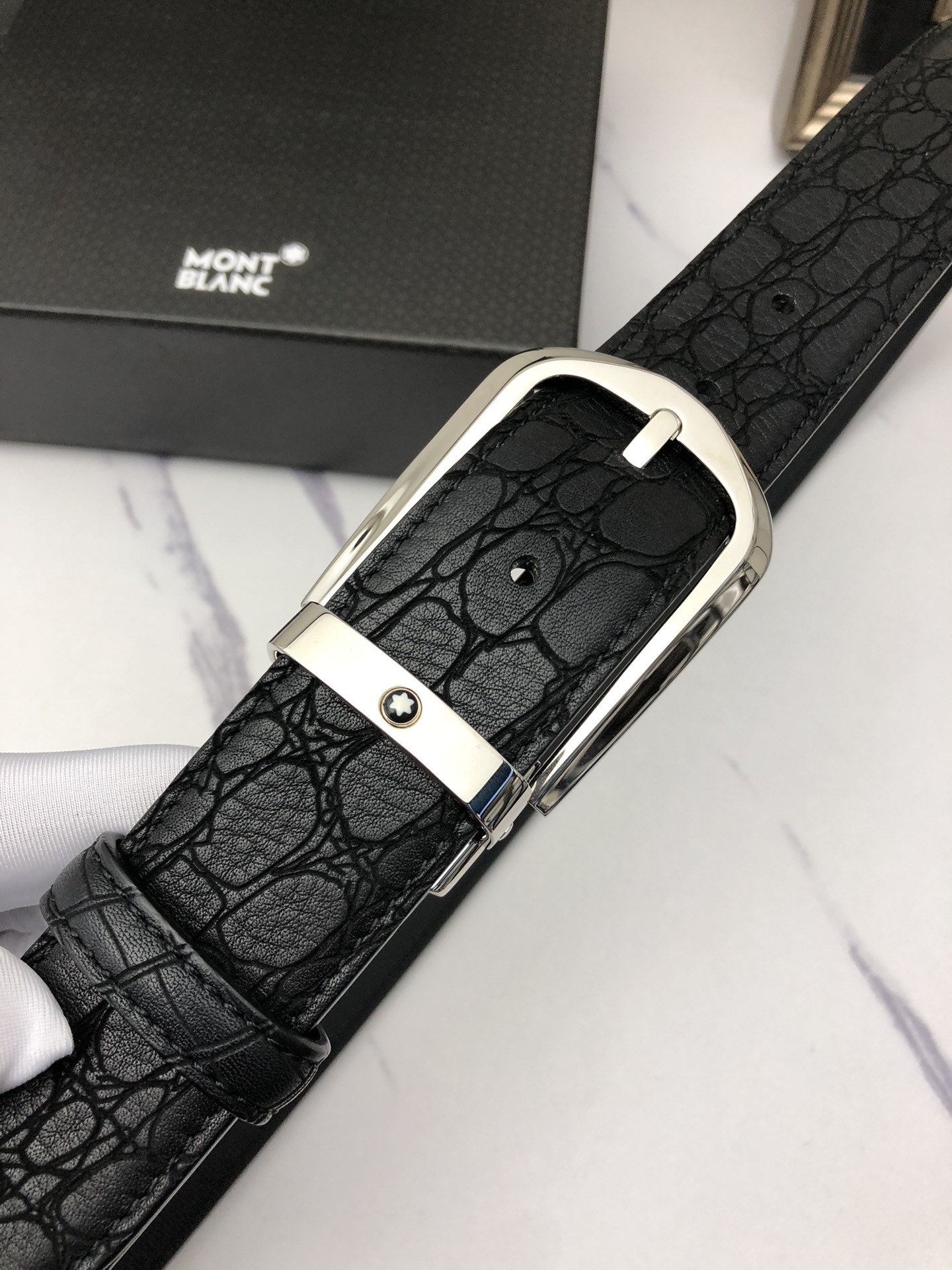 萬寶龍：原單頭層牛皮燙印花紋，內襯頭層壓橫紋牛皮底，營造織紋外觀。飾以標誌原單扣。專櫃寬度3.5