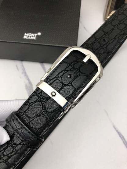 萬寶龍：原單頭層牛皮燙印花紋，內襯頭層壓橫紋牛皮底，營造織紋外觀。飾以標誌原單扣。專櫃寬度3.5