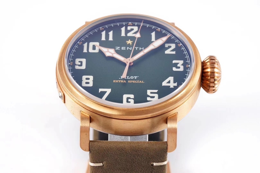 SⅤ又添新作真利時飛行員系列2019年度新款 好萊塢大片青銅騎士殺到！！！真力時是胡歌和靳東等“老幹部”們十分喜歡佩戴的腕表品牌之一，這款青銅材質的腕表散髮著一身正氣，本身就是腕表界的“老幹部”，戴上它足以從外在增添內涵。腕表45毫米的表殼由青銅打造，表鏡採用弧形雙面防眩處理藍寶石水晶，淺變綠色錶盤上粗體阿拉伯數字時標和鍍金琢面的指針上都覆有SuperLuminova SLN C3超級夜光物料，夜間仍可清晰讀取時間，SV 真力時飛行員系列，實現你的大飛夢