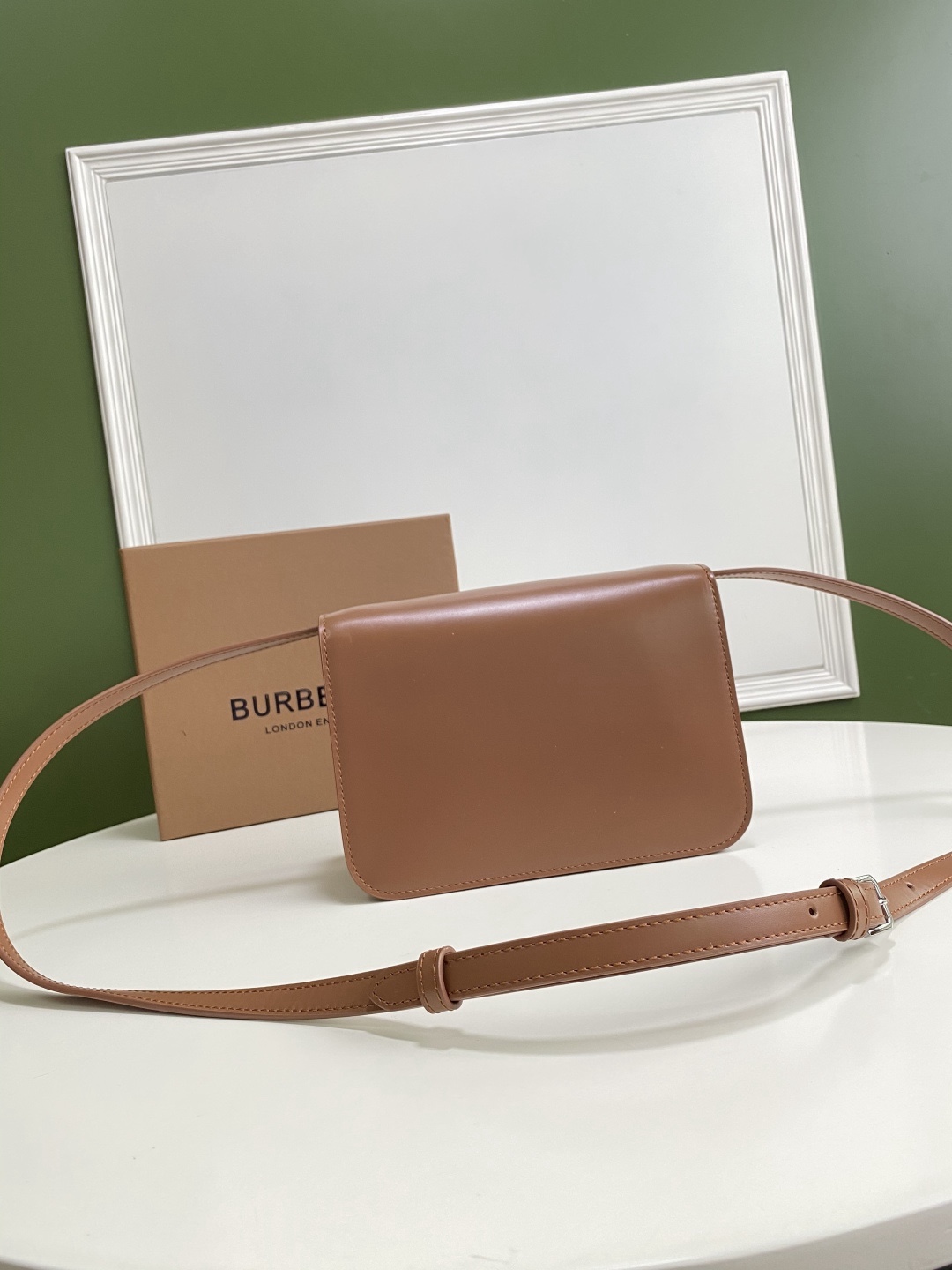 B家火爆🔥TB系列 “KINGDOM 王者之都” 簡潔利落的包身線條，質感和美貌度都超級感人，不經意的高級 ~ 金色標誌配著亮澤牛皮簡直復古至極 
這枚不爛大街 有辨識度 質感好 易搭配寶寶們喜歡嗎？😽
21 x 6 x 16cm🌟3311