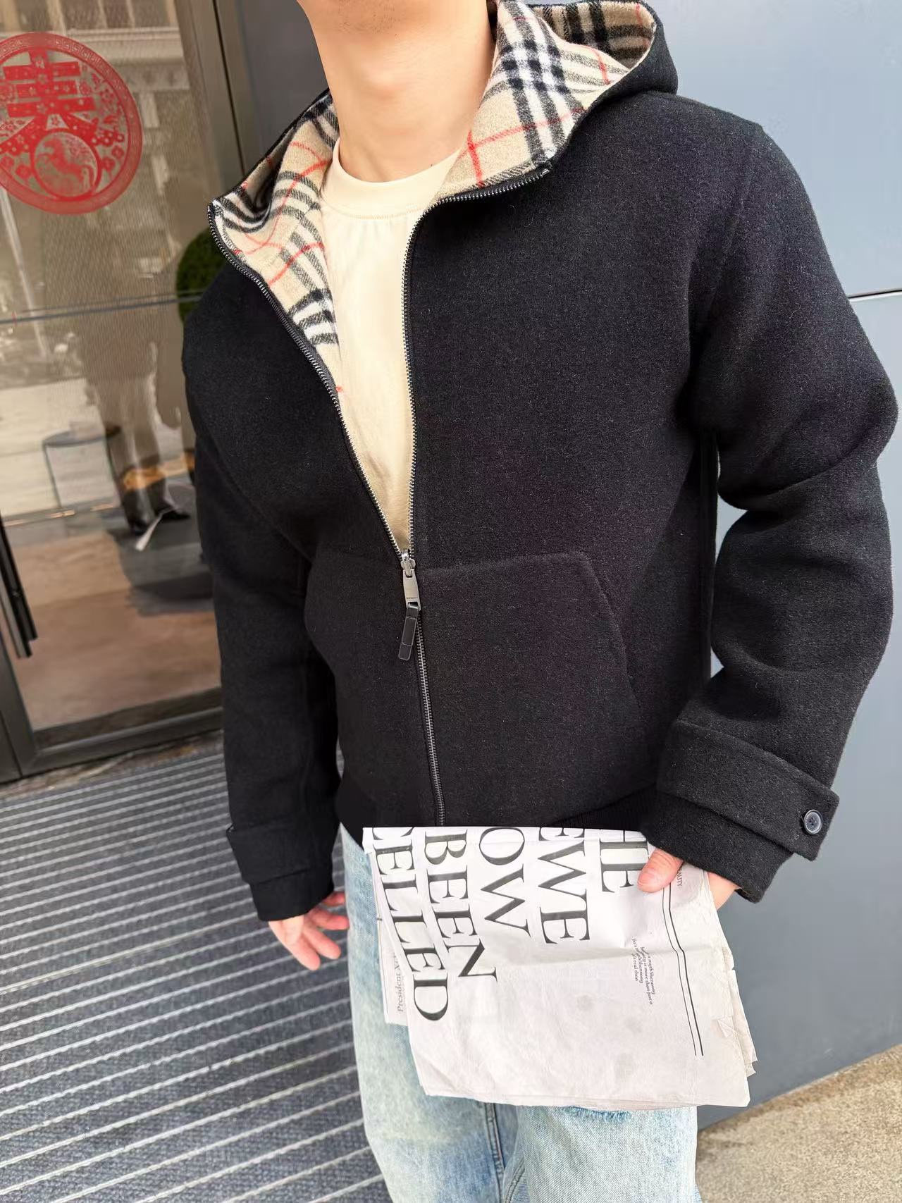 🔝BURBERRY巴寶莉BBR 雙面穿羊毛連帽外套
精選雙面羊毛斜紋面料，通過獨特的拉絨工藝處理，使表層呈現細膩豐盈的絨毛質感，觸感如雲朵般柔軟親膚，同時保留羊毛天然的保暖性與透氣性。一面以沈穩黑色演繹低調奢華，另一面則鋪滿標誌性的紅、黑、駝三色交織的經典圖案，既是品牌視覺符號，也為穿搭注入復古氣息。雙面可穿的設計，讓一件外套擁有兩種風格。
選用優質羊絨纖維進行精細紡紗，確保紗線的均勻性和強度。然後，通過先進的織造技術將紗線織成具有雙面效果的毛呢面料。
面料在裁剪前會經過預縮處理