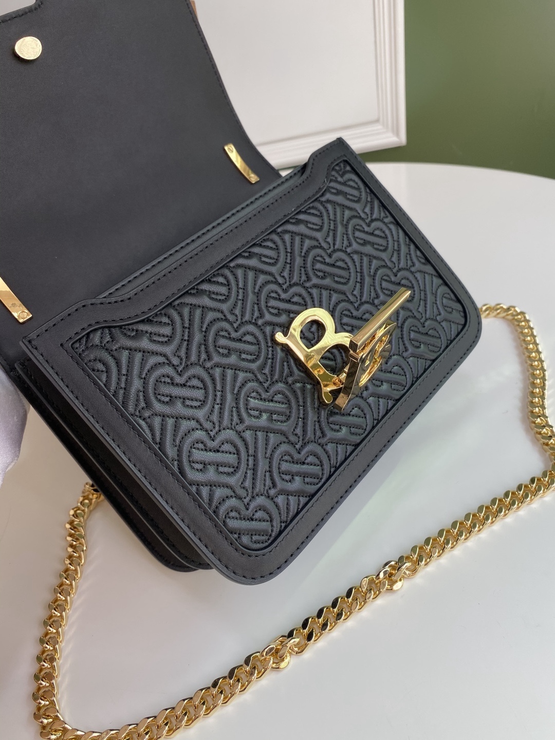 🎁B家版型立挺的「TB 專屬標識鎖扣包」，選用絎縫專屬標識羔羊皮材質製作，鎖扣裝飾 Thomas Bur靈感專屬標識。可單肩挎背，或調節背帶締造斜背造型。21 x 6 x 16cm🌟型號3311