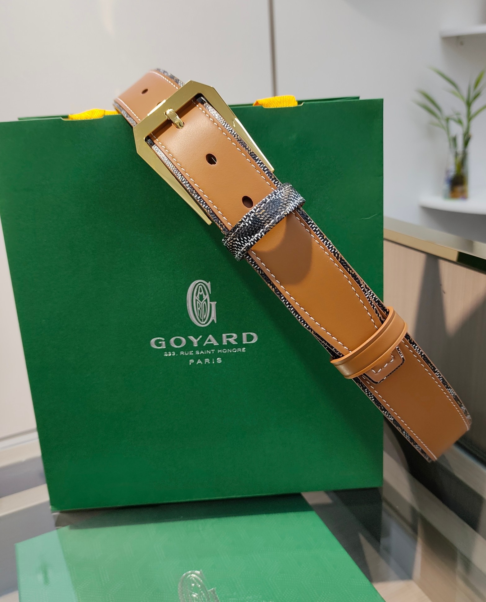 
Goyard(戈雅)腰帶源於法國奢侈品牌，設計風格簡約低調，腰帶身有標誌性帆布搭配進口頭層牛皮，腰帶扣採用簡約精品鋼扣，延續品牌的低調奢華，帶身寬度3.4CM，適用商務休閒日常佩戴。