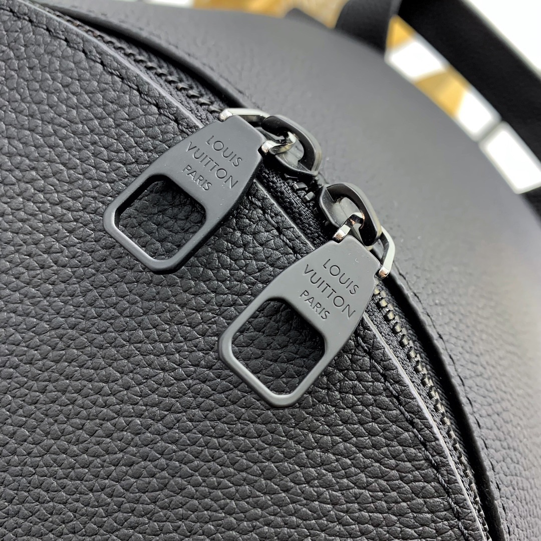 款號：M15259
       Discovery Work 雙肩包以蠟面牛皮革和織物內襯塑造寬敞構型，適宜收納日常所需。加襯隔層和貼袋可分別存放 14 寸筆記本電腦和手機，壓印 LV 字母的拉鍊外袋實現便捷取放。

42 x 19 x 32 釐米
(高 x 寬 x 長度)