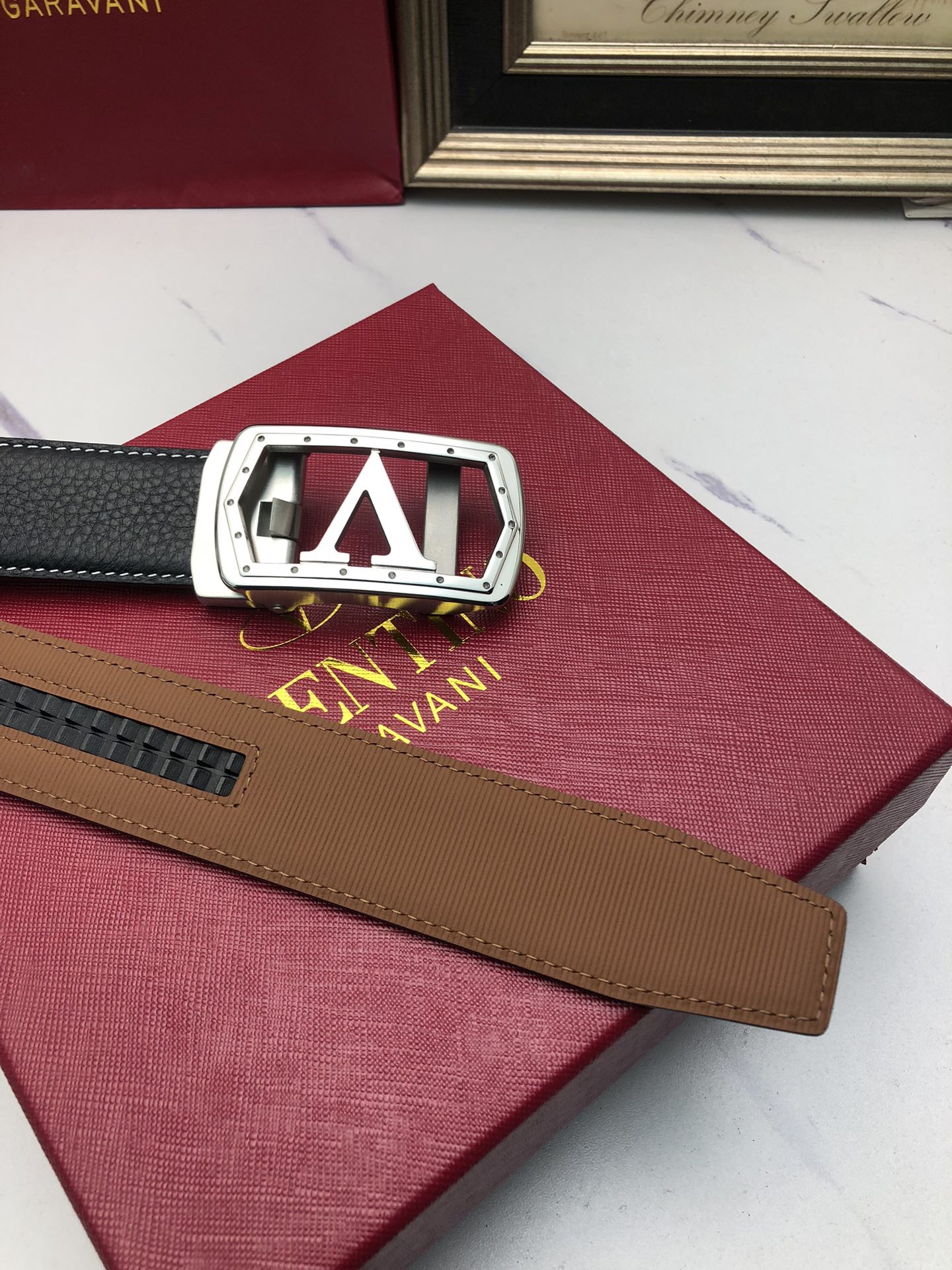 華倫天奴：原單頭層牛皮荔枝紋面，內襯頭層小牛皮底，搭配原單自動扣，可裁剪的自動帶，此款腰帶面雙採用意大利原定廠制進口牛皮帶身 ，對專版櫃足寬3.5