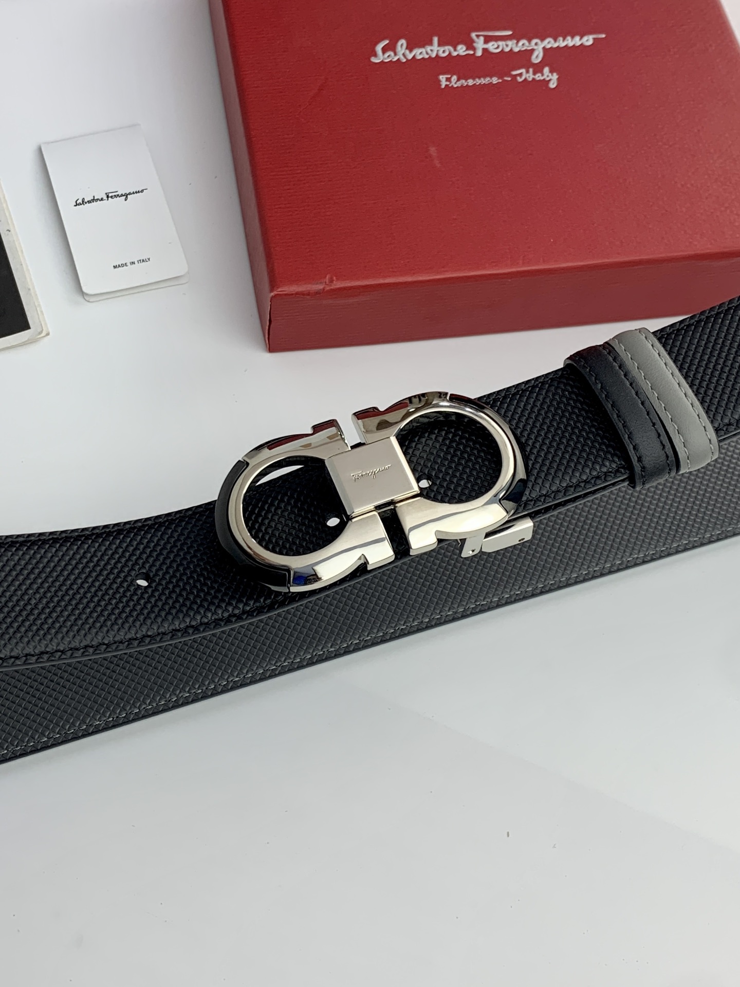 〖F家〗這款皮帶採用雙面小牛皮，搭配新款純銅扣，打造高雅考究的造型。寬3.5cm，長度可調節，達到量身定制般的修身效果。