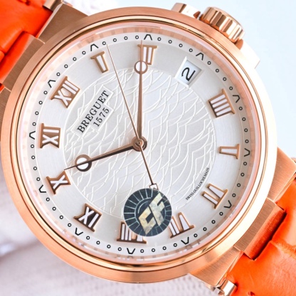 CF新品發佈會，寶璣-Breguet
航海MARINE航海系列5517款腕表，航海天文鐘的起源作品，“時計本是兵家利器”說的就是這款腕表，鐘錶界的巨作。工廠全面抄寫原裝數據，98%還原殼型字面，彰顯原裝優雅硬朗的氣質，原裝同款777A自動機械機芯，鐫刻獨立編號與寶璣先生簽名。直徑40毫米。正反均為藍寶石防刮玻璃，旋入式防水錶冠。實測防水深度100米。搭配飾有太陽放射紋錶盤，配裝進口鰐魚皮錶帶，以零頭的價格給您帶來原裝超值體驗。