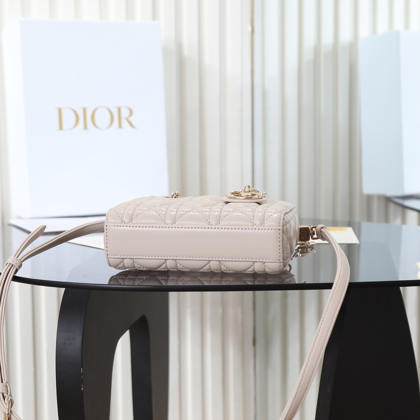 D-joy  原廠級別 

mini尺寸 米色現貨‼️

全新D-joy強勢回歸，最新mini號✔️大爆款的節奏🔥，包包自帶兩條肩帶，多種背法🙋🏻‍♀️，上身又美又颯，經典的菱格設計🥅，搭配柔軟的綿羊皮優雅又時尚🌿

size：16.5-6-10cm
