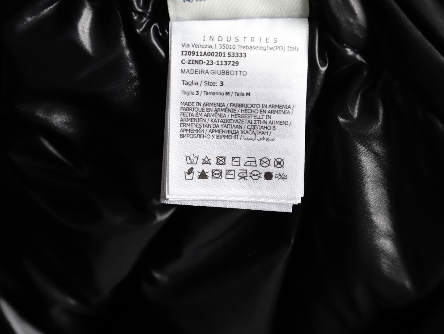 🔝Moncler 蒙口 黑武士羽絨服外套
經典黑武士造型 連續多年斷貨王 我們採用原版東麗集團進口 聚酯纖維三防面料定染 雙層訂制內膽里布 填充平均250g左右90白鵝絨 原版一致YKK正品拉鍊五金 用料扎實 誠意之作
尺碼：3 4 5 6