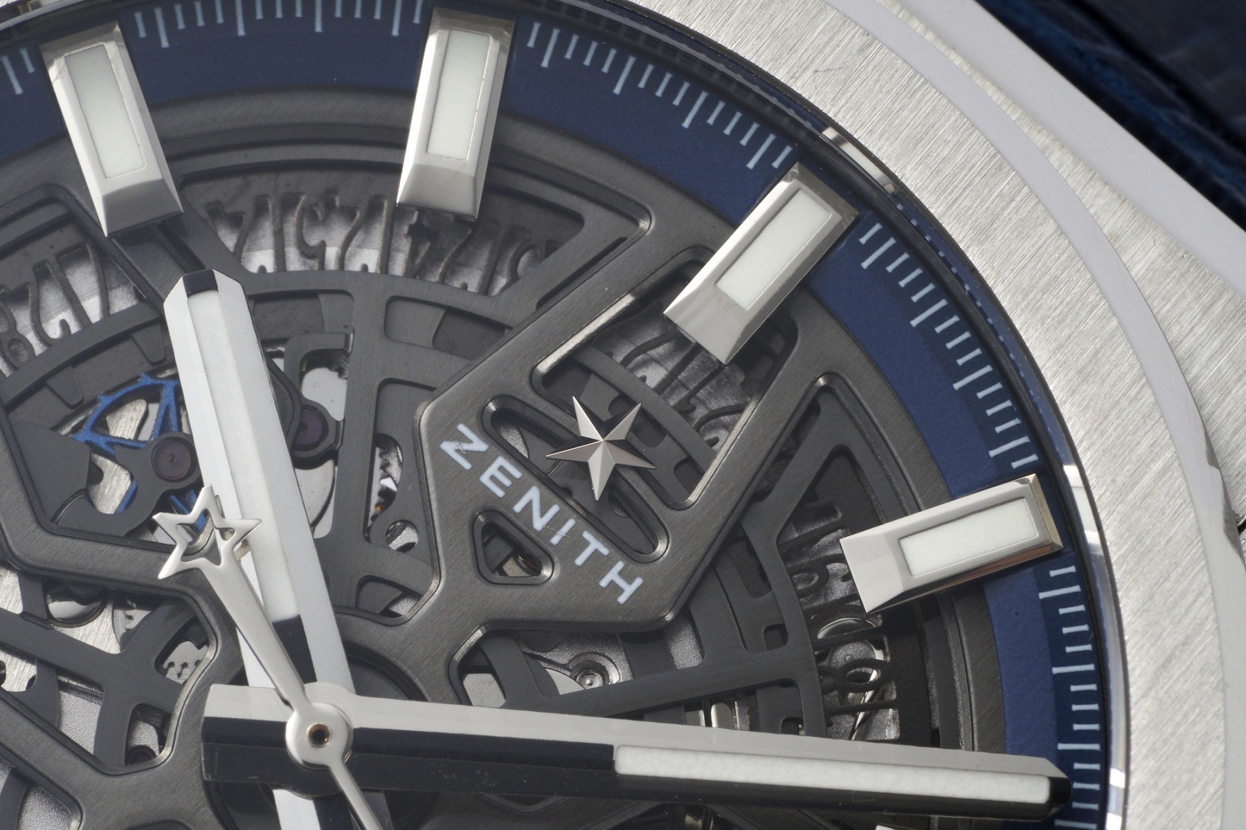 L真力時DEFY系列全新升級版，殼身 頭粒 機芯 表扣等均做了升級調整。一款根據路虎標誌性花輪轂設計而成的高顏值鏤空腕表。

原裝開模鑄造，極致還原表殼的每一處細節打磨倒角，盡顯原裝菱角分明、堅毅果敢的陽剛氣質。完美的41mm表經，適配大眾男性手寸，正裝休閒兩不誤。根據汽車輪轂設計而成的五角星錶盤，未來概念感十足。同步官網新款五角星折疊扣，搭載定製版Cal.670sk全自動機械機芯，鏤空日曆的大小與位置、機芯夾板、齒輪、五角星陀皆按原版機芯數據拆解鍛造而成。

LF臻品 陳奕迅Eason同款，時尚前衛、