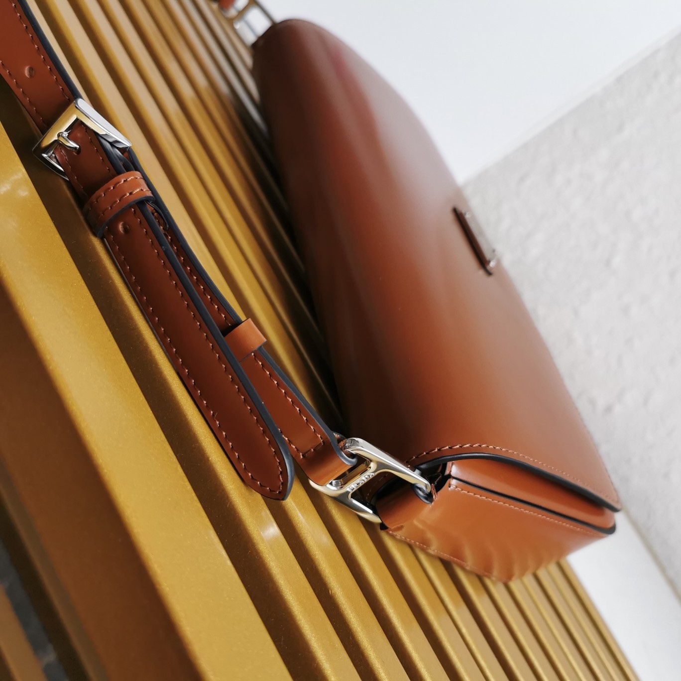 【 原單】🌹新款1BD323🎉🎉這款翻蓋式單肩包以充滿現代感👏採用進口牛皮，配有兩條可拆卸可交換長短肩帶。單肩/斜跨都可以。簡約優雅風尚、一眼相中復古又高級的包包，背上身秒變氣質女孩，容量空間大，各種百搭又時尚😘又是一款永久不過時暴款🙊趕緊入手吧🎉尺寸：長26x高12x底4.8cm🎉🎉🎉👏👏！