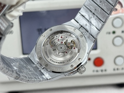 Factory 獨家力作👍
蕭邦AlpineEagle雪山傲翼系列
🌈彩T鑽🌟變色龍🦎滿天星✨限量款及隱藏款首推
如炬目光，比擬暗夜星芒⛰️於山川湖海間🌊洞見紳士願景與磅礡未來👔
尺寸：原裝一致41mmX9.7mm
機芯：9015改Chopard 01.01-c
錶鏈：獨家原版開模金磚型鏈節一體式錶鏈
岩石紋錶盤，鍍銠羅馬數字，時針及分針時標均覆以Super-LumiNova® X1級螢光塗層
致獻當代“雄鷹”，志存高遠之人在日常生活中超邁群倫，其視野啓迪人心、昇華情志。憑借遠見和決心，