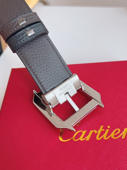 
Cartier（卡地亞）憑借匠心傑作展現與眾不同的美感，融合精湛工藝與經典設計，演繹雋永風格；瀟灑不羈，果敢獨立！此款式易搭配服飾；休閒正裝兩相宜。皮帶寬度：35mm