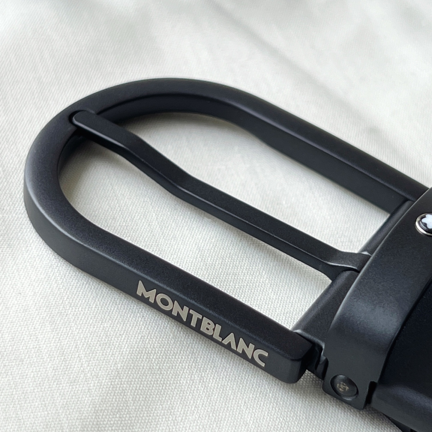 風尚系列馬蹄形帶扣經典黑腰帶 35毫米
作為所有造型的可靠伴侶，這款3.5cm腰帶採用醒目的萬寶龍風尚3.0印花皮革製成，搭配黑色馬蹄形帶扣，飾以橡膠塗層和精美的萬寶龍品牌六角白星標識。黑色萬寶龍風尚牛皮 皮革圖案 帶扣飾有萬寶龍品牌六 白星標識 搭扣裝置 易開啓裝置，可調節皮帶長度 主要顏色
黑色
搭扣類型
針扣式表扣