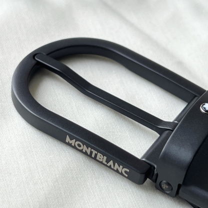 風尚系列馬蹄形帶扣經典黑腰帶 35毫米
作為所有造型的可靠伴侶，這款3.5cm腰帶採用醒目的萬寶龍風尚3.0印花皮革製成，搭配黑色馬蹄形帶扣，飾以橡膠塗層和精美的萬寶龍品牌六角白星標識。黑色萬寶龍風尚牛皮 皮革圖案 帶扣飾有萬寶龍品牌六 白星標識 搭扣裝置 易開啓裝置，可調節皮帶長度 主要顏色
黑色
搭扣類型
針扣式表扣