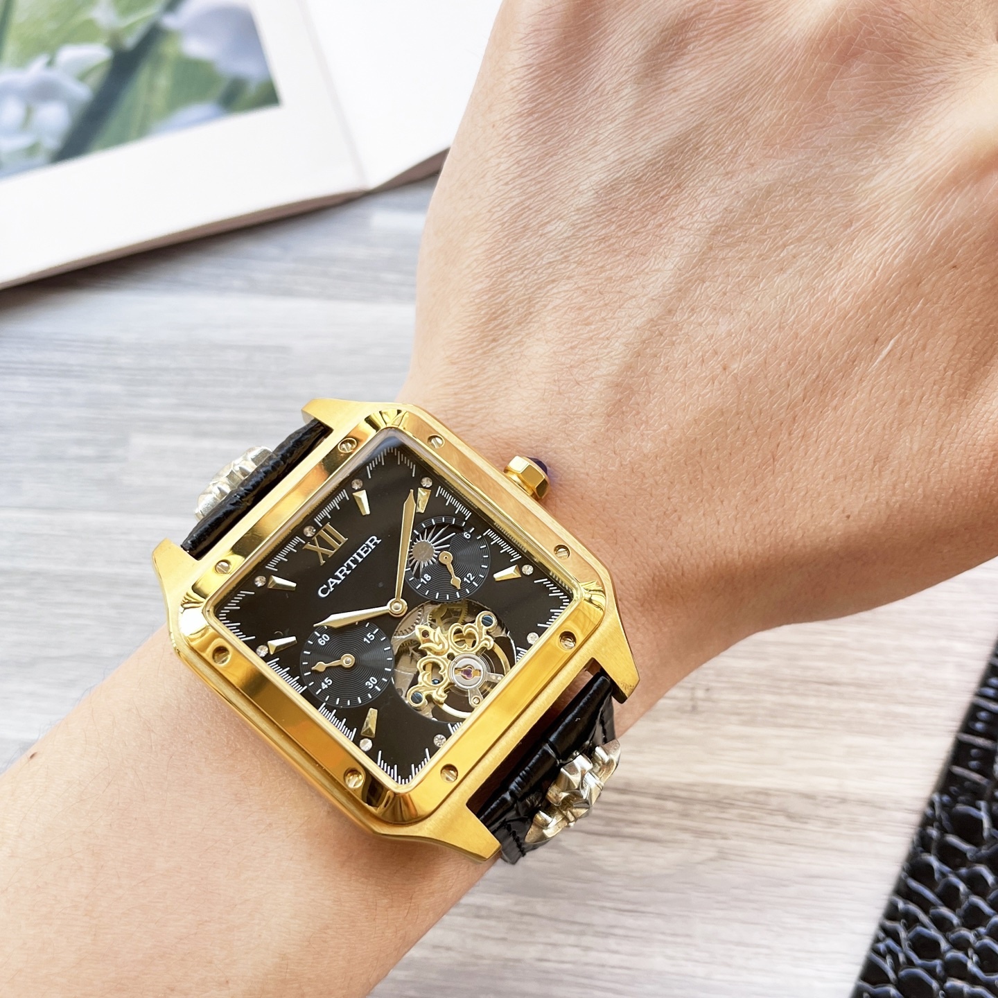 
八角殼系列 精緻百搭🎈🎈
【最新】：卡地亞🔥最新設計🔥大飛輪精品🎈🎈
【類型】：精品男士腕表
【錶帶】：真牛皮錶帶
【機芯】：高端全自動機械機芯
【鏡面】：礦物質強化玻璃（更高清）
品味高雅 浩瀚大氣 匠心獨運 腕間瑰寶
尺寸：直徑42mm厚12mm熱賣上市！歡迎轉載！