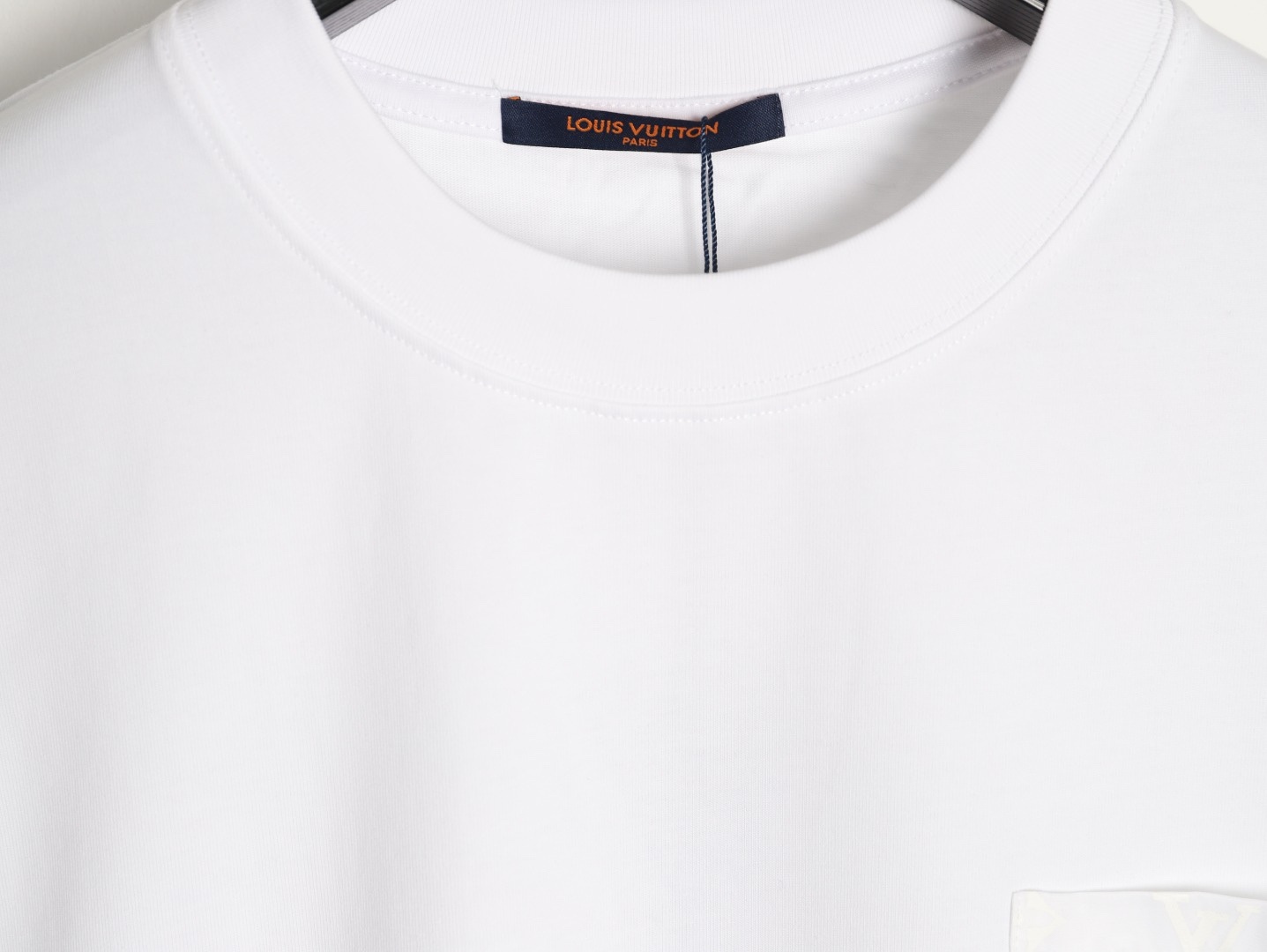 LOUIS VUITTON/路易威登LV  暗紋老花口袋短袖T恤  
面料採用300克重雙紗面料，定制32支1*1螺紋，成衣兩遍水洗處，面料舒適親膚無異感，定制定染面料， 紡織密度高，垂感佳，不易變形，厚織感加上緊密紡紗工藝，不會影響面料的透氣性，成色的飽和度很高，進口數碼直噴印花工藝，百搭好看的一款短袖，寬松版型遮肉顯瘦不挑人
M1 Size: XS-L