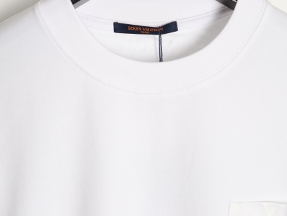 LOUIS VUITTON/路易威登LV  暗紋老花口袋短袖T恤  
面料採用300克重雙紗面料，定制32支1*1螺紋，成衣兩遍水洗處，面料舒適親膚無異感，定制定染面料， 紡織密度高，垂感佳，不易變形，厚織感加上緊密紡紗工藝，不會影響面料的透氣性，成色的飽和度很高，進口數碼直噴印花工藝，百搭好看的一款短袖，寬松版型遮肉顯瘦不挑人
M1 Size: XS-L