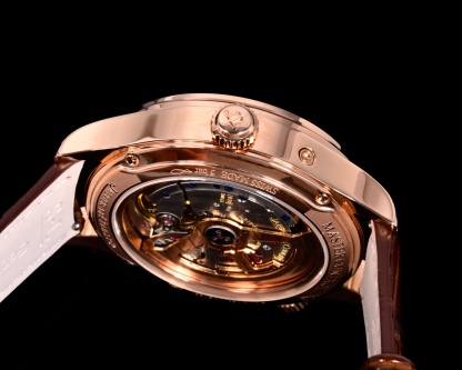 Factory出品
【市場最高版本】JL積家 各路大咖都叫它大醜 其實賦予的是極高贊美 論品味與外觀 在鐘錶界有著舉足輕重的地位 戴出去怎麼都是長臉 各種彰顯品味 Master 地理學家大師系列 Q1428421 復刻版全新升級 多功能腕表 升級Cal.939A機芯 打磨效果更近原裝 升級軸 自動陀為玫金邊 字面紋路清晰 功能：日期顯示 雙時區 動力儲備顯示 316L精鋼  直徑42mm  原裝折疊扣！V+ Factory匠心之作 值得你擁有！