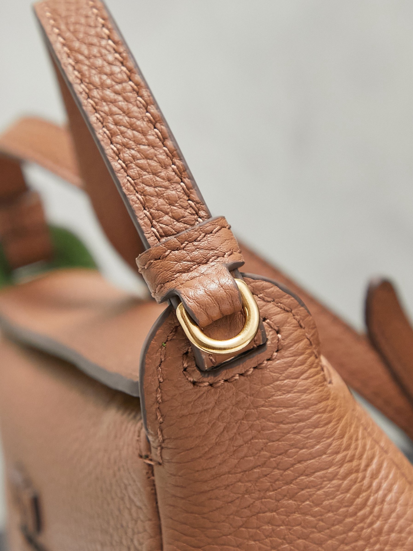 MiuM新品法棍包，这款单肩包延续经典设计，采用轻薄填充皮革设计，别具一格，顶级小牛皮材质，新标logo金属锁扣，正面翻盖开合，风格百变多样，精致优雅，随性慵懒，日常休闲，上班通勤，怎么搭都好看