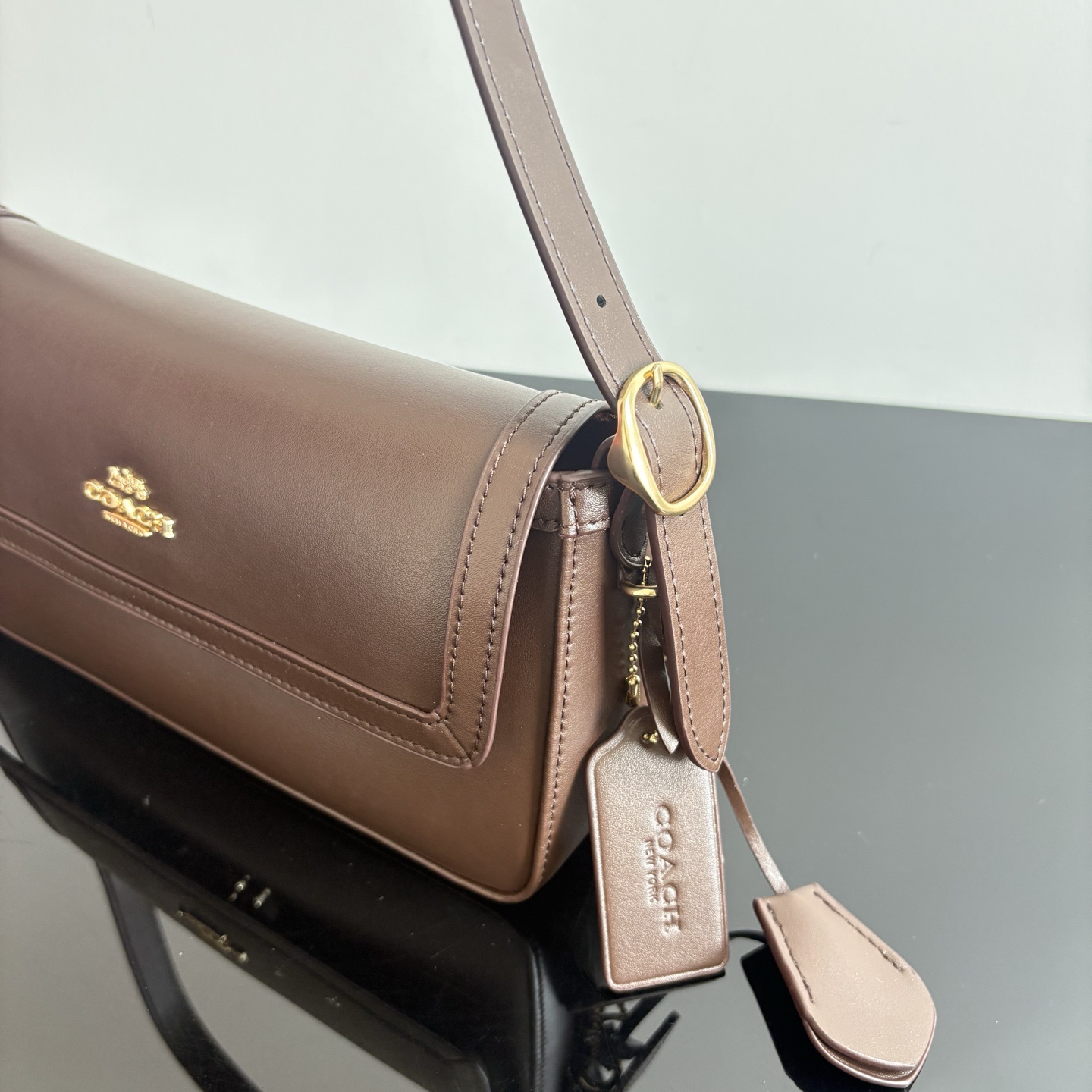 
【新品】COACH/蔻馳奧萊女士ETTA25號翻蓋單肩包腋下包高級通勤 CCV63尺寸25*13.5*6