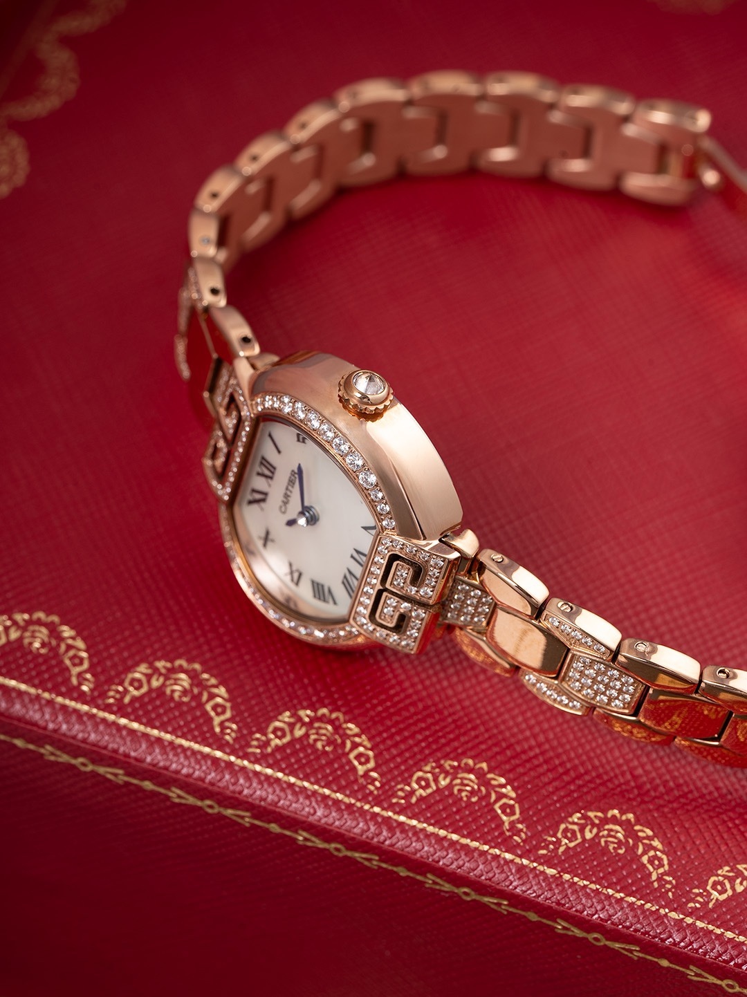 全新第6代升級版全面到貨，🎀🎀
CARTIER 卡地亞-—Tortue（龜形）🎮1480系列全面升級版到貨（此次更新底蓋蝕字加深，整體更接近原裝字體，皮表則升級為原版頭層意大利🇮🇹小牛皮、匠心打造還原原裝美感）當所有的腕表都是圓形的、Tortue腕表前衛的龜甲形設計元素、開角處的緊箍咒形雙向設計寓意“愛你一萬年”呼應卡家一貫的品牌設計理念，“經過那麼長時間你依舊是我最愛的人”細心挑選每一個八箭八星鑽石，秉著超越傳統追求創新的設計理念，再次成為了經典傳世之作！錶針：1600攝氏度淬火而成的燒鋼