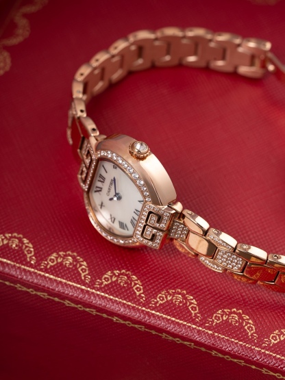 全新第6代升級版全面到貨，🎀🎀
CARTIER 卡地亞-—Tortue（龜形）🎮1480系列全面升級版到貨（此次更新底蓋蝕字加深，整體更接近原裝字體，皮表則升級為原版頭層意大利🇮🇹小牛皮、匠心打造還原原裝美感）當所有的腕表都是圓形的、Tortue腕表前衛的龜甲形設計元素、開角處的緊箍咒形雙向設計寓意“愛你一萬年”呼應卡家一貫的品牌設計理念，“經過那麼長時間你依舊是我最愛的人”細心挑選每一個八箭八星鑽石，秉著超越傳統追求創新的設計理念，再次成為了經典傳世之作！錶針：1600攝氏度淬火而成的燒鋼