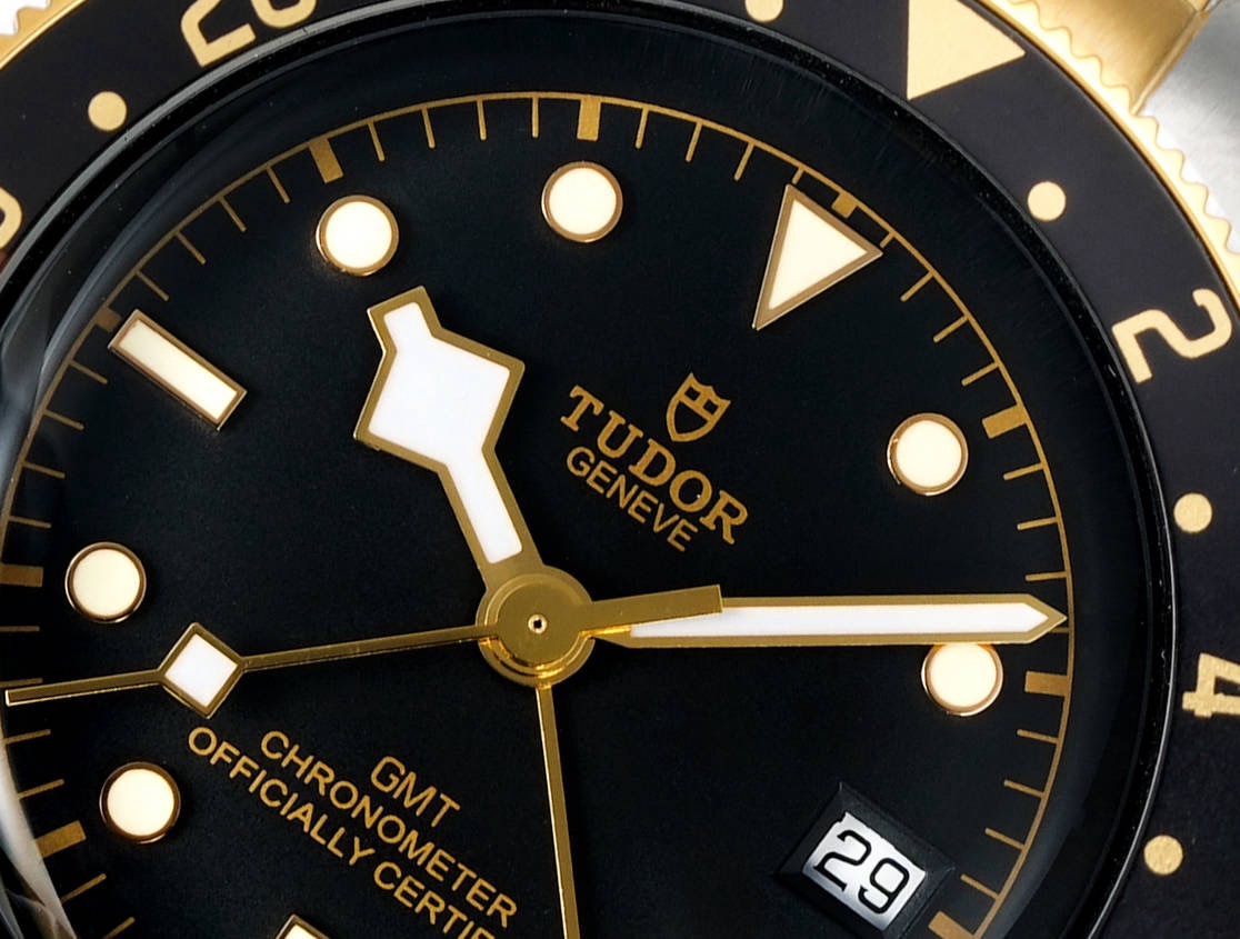 帝舵碧灣系列之格林尼治型腕表。以傳統設計融合格林尼治“可樂圈”經典，成就此復古運動的腕上佳品。
 1：完美還原41mm直徑的啞光拉絲外殼，斜邊經由拋光潤飾，不刮手，極致實現原版硬朗流暢的線條。可雙向旋轉的“紅藍可樂圈”採用陽極氧化鋁所制（材質對應原版）！
2：鏡面採用藍寶石水晶玻璃，還原正品復古懷舊的鍋蓋造型
3：此次升級錶帶表扣，微拉扣設計，同步原裝的“鉚釘”不鏽鋼錶帶，打磨精細，採用實心鏈節，兩側鏈節以鉚釘頭連接，呈現獨特的階梯形結構，錶帶邊緣及表扣圓潤不鋒利，佩戴便捷，上手舒適
