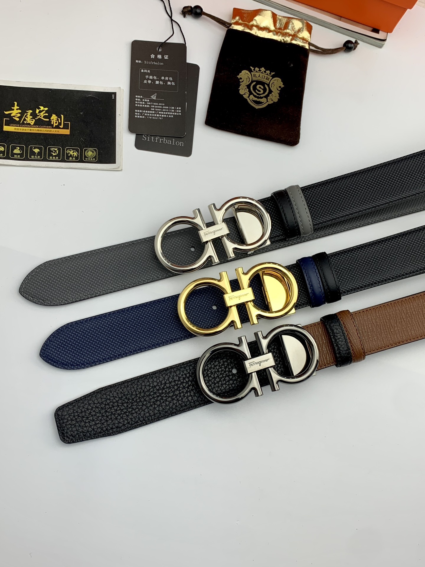 〖F家〗這款皮帶採用雙面小牛皮，搭配純銅八字扣，打造高雅考究的造型。寬3.5cm，長度可調節，達到量身定制般的修身效果。