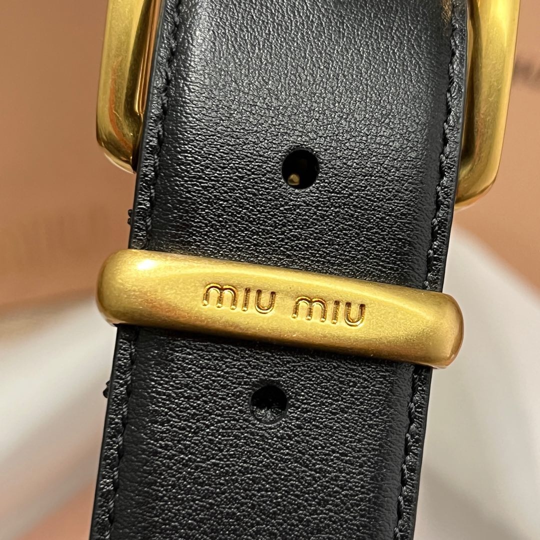 MiuMiu 今年大爆款上新‼️‼️
這就是野性與可愛結合的反差美！
關但寬度粗 腰頭大 有一種野性與可愛結合的反差美～
炎名系上有甜酷甜酷的氛圍感喔#
寬度 ：3.5cm