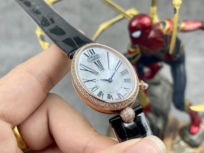 [玫瑰][玫瑰]最強 升級版 頂級 復刻女款 寶璣那不勒斯皇后系列，
【表殼】腕表尺寸分別為中號36.5x28.5毫米 
鵝卵形表殼高雅大氣，表殼外緣飾有錢幣紋。表圈和表殼周圍鑲嵌共117顆施華洛水晶（約0.99克拉）。表冠處鑲有一顆梨形晶石（約0.26克拉）
【精彩細節】
1.與原裝吻合，在表殼背部均打有貴金屬標識，效果清晰工整，彰顯腕表檔次。2.穹面玻璃，從側面看不僅有魚眼效果，還能折射鑽石帶來的璀璨光芒，更顯腕表高貴血統。
3.為了達到原裝K金質量的手感，調試了表殼內部結構的配重，做到重量與原版如出
