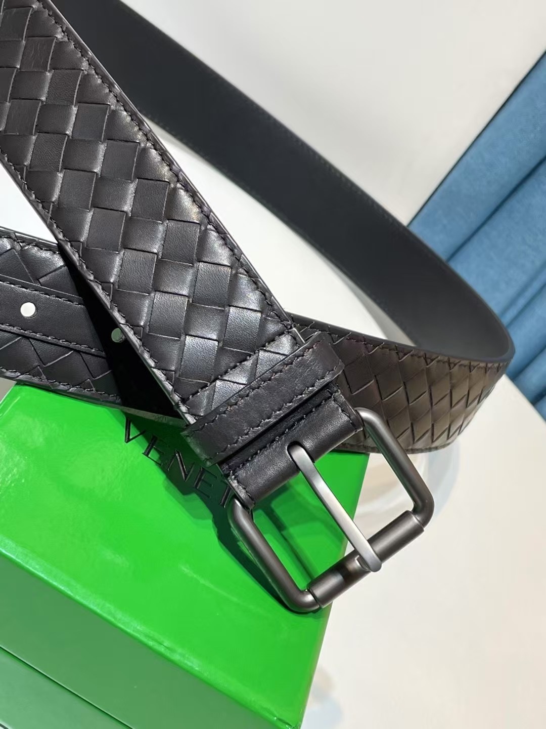 🔥🔥🆕純手工編織皮帶可為休閒裝或正裝造型增添優雅韻味，🔥是低調奢華的典範。[嘴唇]採用意大利柔軟的胎小牛皮全手工精工打造而成，錁色五金扣頭令其更顯獨特別緻、🔥[嘴唇]優雅迷人氣息。[強]4.0cm寬