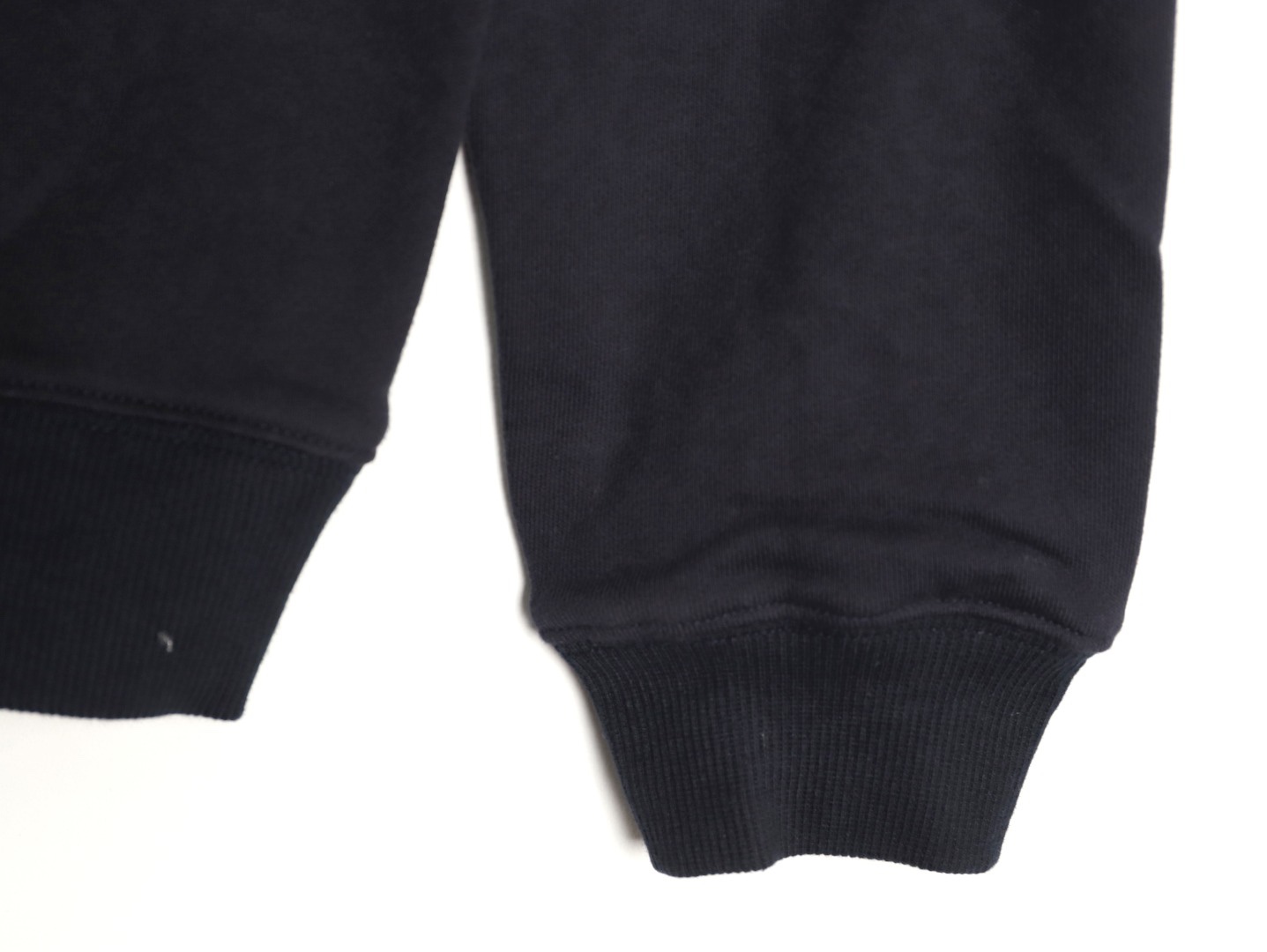 🔝FENDI芬迪FD 藍字母刺繡連帽衛衣
選用100%棉為基底編織而成的單面魚鱗布面料，正面為平滑的針織面，觸膚面通過針織機的浮線編織技術形成立體的毛圈，增加蓬松感， 同時觸感細膩。毛圈結構吸水量大且蒸發快，經過預縮處理之後，縮水率低於2%，確保成衣尺寸穩定。深藍色染整採用活性染料，色澤濃郁飽滿，多次洗滌不易褪色。
胸前“FENDI Flower”圖案採用日本田島繡花機精密刺繡，融合多色漸變與立體肌理，呈現獨特的水彩效果。字母與花朵圖案使用不同深淺的藍白漸變繡線，從淺藍到靛藍自然過渡，