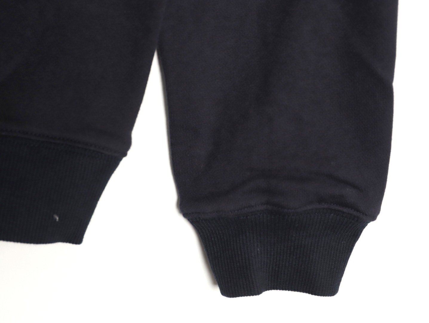 🔝FENDI芬迪FD 藍字母刺繡連帽衛衣
選用100%棉為基底編織而成的單面魚鱗布面料，正面為平滑的針織面，觸膚面通過針織機的浮線編織技術形成立體的毛圈，增加蓬松感， 同時觸感細膩。毛圈結構吸水量大且蒸發快，經過預縮處理之後，縮水率低於2%，確保成衣尺寸穩定。深藍色染整採用活性染料，色澤濃郁飽滿，多次洗滌不易褪色。
胸前“FENDI Flower”圖案採用日本田島繡花機精密刺繡，融合多色漸變與立體肌理，呈現獨特的水彩效果。字母與花朵圖案使用不同深淺的藍白漸變繡線，從淺藍到靛藍自然過渡，